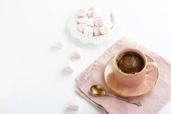Розовая чашка с кофе и зефиром — стоковое фото