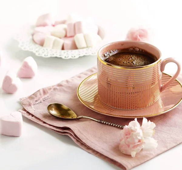Pink cup with coffee and marshmallows — Stock Photo, Image