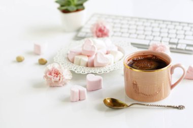 kahve ve marshmallow ile pembe Kupası 