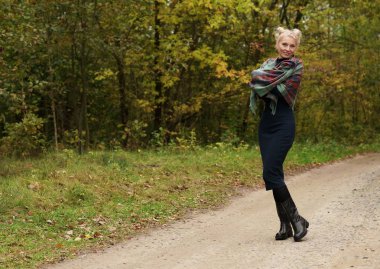 genç gülümseyen güzel kadın sarışın portresi 