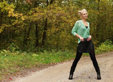 genç güzel bir gülümseyen kadın sarışın portresi