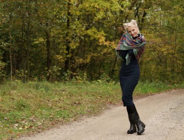 genç gülümseyen güzel kadın sarışın portresi 