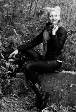 genç güzel bir gülümseyen kadın sarışın portresi