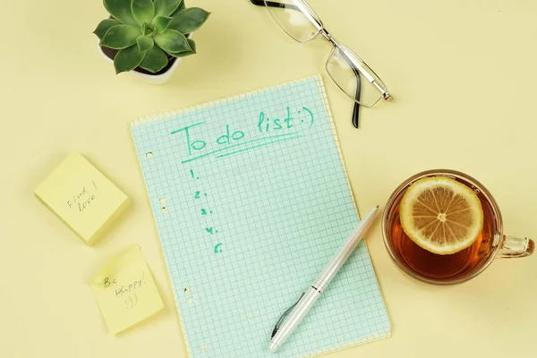 fincan çay, defter, liste yapmak için lezzetli ve renkli notlar ve gol