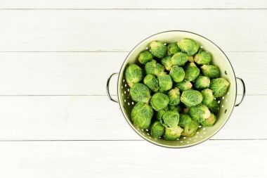 bir tepedeki taze Brüksel lahanası 