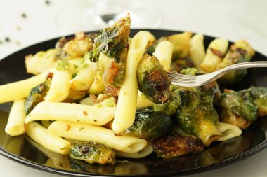 Makarna yeşil sebze ve pesto sos ile 