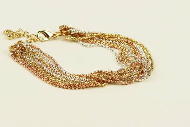 Beyaz zemin üzerine altın bilezik