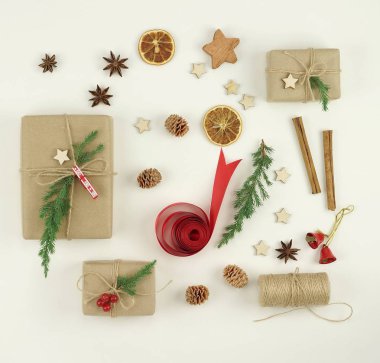 Geleneksel süslemeleri yapılan Noel kompozisyon