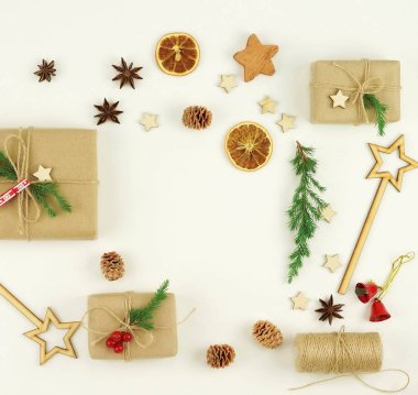 Geleneksel süslemeleri yapılan Noel kompozisyon