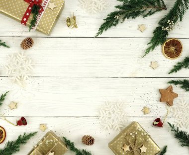 Geleneksel süslemeleri yapılan Noel kompozisyon