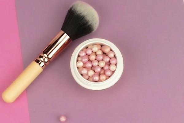 Perle maquillage poudre et brosse pour poudre — Photo