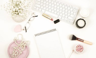 Dizüstü bilgisayar ve aksesuarları ile kadın çalışma alanı