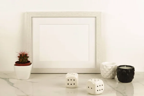 Modèle de cadre blanc avec des éléments intérieurs sur fond blanc — Photo