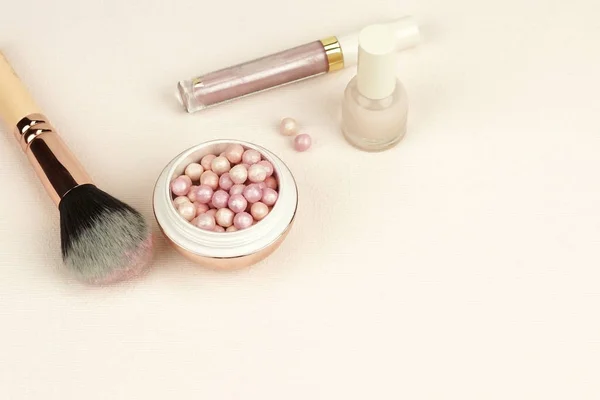 Pearl make-up poeder en borstel voor poeder — Stockfoto