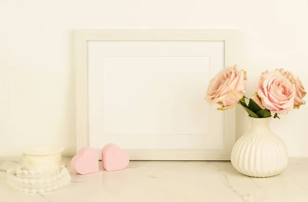 Bouquet de maquettes de cadre blanc de roses roses, deux cœurs roses et dentelle — Photo