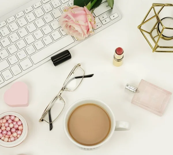 Espaço de trabalho feminino com laptop e acessórios — Fotografia de Stock