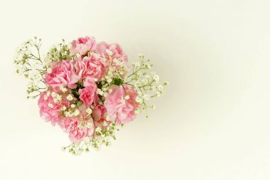 karanfil ve bir Vazoda beyaz gypsophila soluk pembe çiçekler buket 
