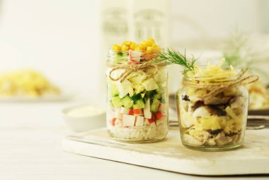 kavanozların içinde iki salata 