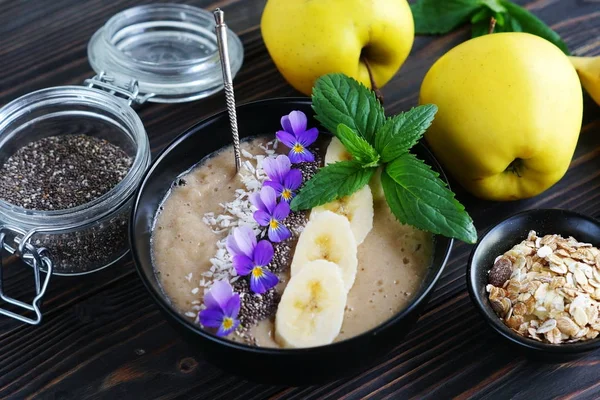 Smoothie für die Gesundheit von Äpfeln, Bananen, Chiasamen und Kokosraspeln — Stockfoto