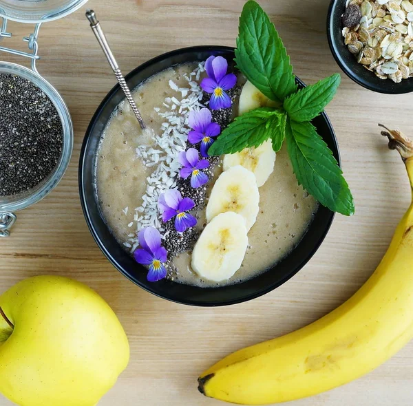 Smoothie für die Gesundheit von Äpfeln, Bananen, Chiasamen und Kokosraspeln — Stockfoto