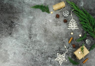 Mazı (bitki) dalları, koniler, yeni yıl süslemeleri ile Noel kompozisyon