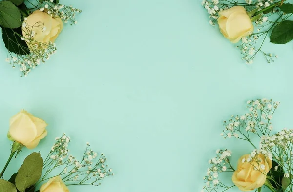 Gele rozen op de achtergrond van een bleke mint — Stockfoto