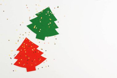 Kırmızı ve yeşil renk kağıt ve glitter Noel ağaçları