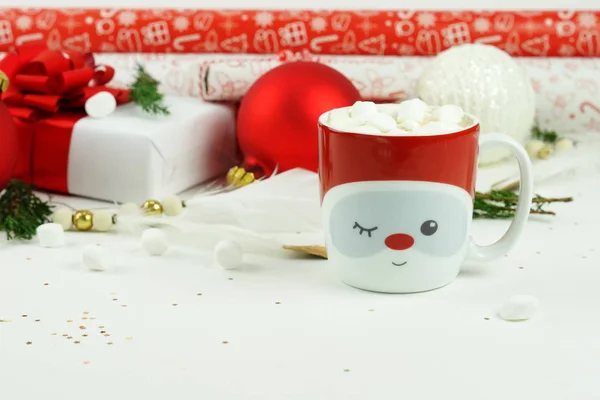 Copa de Navidad con cacao y malvaviscos y decoraciones de Navidad de fondo — Foto de Stock