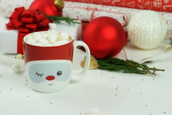 Copo de Natal com cacau e marshmallows e decorações de Natal fundo — Fotografia de Stock