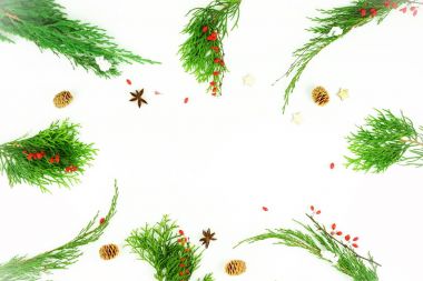 Noel çerçeve arka plan. xmas süslemeleri, dalları Noel ağacı, hediyeler, topları beyaz arka plan üzerinde yaratıcı soyut kompozisyon. Üstten Görünüm. düz yatıyordu. Uzay kopyalayın. Kış tatil kavramı