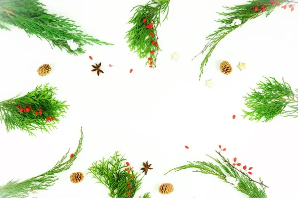 圣诞框架背景 创意抽象构图的圣诞装饰品 树枝的圣诞树 球在白色的背景 顶部视图 复制空间 冬季假期概念 — 图库照片