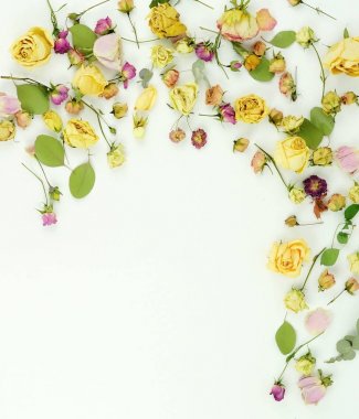 Çiçek kompozisyon. Çerçeve kurutulmuş gül çiçek yaptı. Düz yatıyordu, en iyi görünüm. Kopya alanı