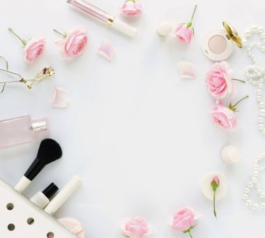 Düz yatıyordu, en iyi görünümü kadınsı Danışma, aksesuarları ve gül kadın makyaj. Güzellik blog, tatil kavramı. Kopya alanı