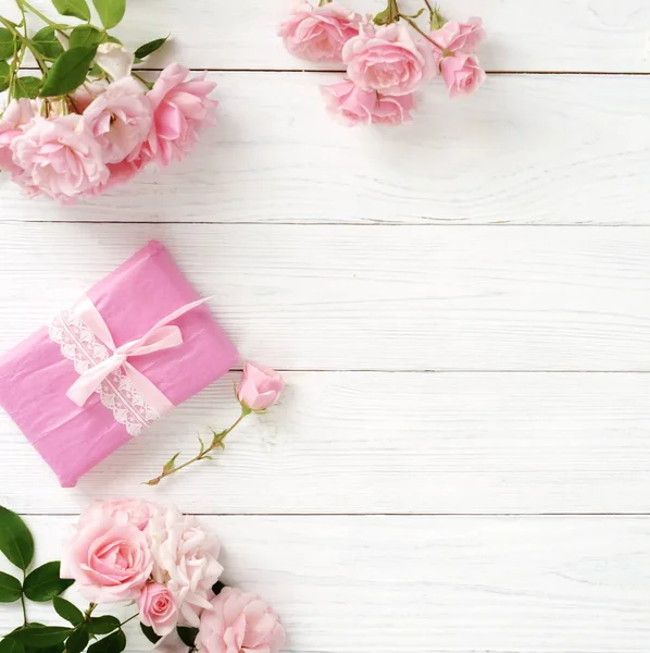 Μπουκέτο Όμορφο Ροζ Τριαντάφυλλα Και Δώρο Συσκευασίας Άσπρο Φόντο Ξύλινη — Φωτογραφία Αρχείου