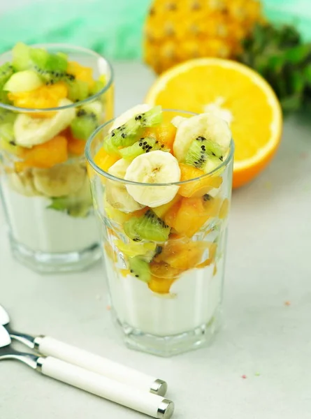 Frukost För Hälsa Grekisk Yoghurt Och Fruktsallad Från Kiwi Apelsin — Stockfoto