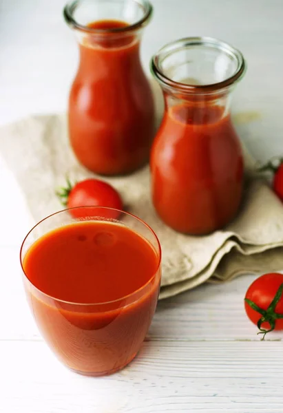 Natürlicher Und Gesunder Tomatensaft Glas Und Einem Glas Auf Dem — Stockfoto