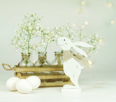 Paskalya yumurtaları ve Beyaz ahşap zemin üzerinde sevimli tavşan. Festival dekorasyon. Mutlu Paskalya!