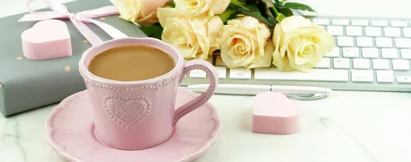 Pomysł Walentynki Różowy Kubek Kakao Bukiet Pięknych Róż Klawiatury Dar — Zdjęcie stockowe