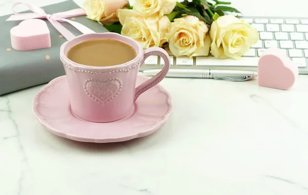 Valentine Day Concept Pink Cup Cocoa Bouquet Beautiful Roses Keyboard — Stock Photo, Image