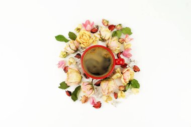 siyah kahve kupa, pembe ve krem gül çiçek buketi beyaz arka plan üzerinde kurumuş. düz yatıyordu, en iyi görünümü