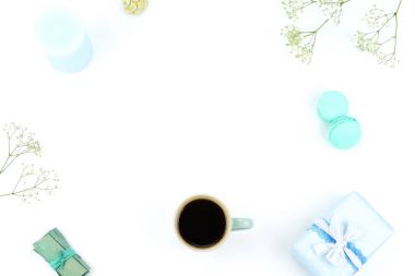 Düz yatıyordu ofis kadınsı Masası, fincan kahve, kurabiye, hediye ve çiçek ile çalışma alanı. Tatil kavramı. Üstten Görünüm. Kopya alanı