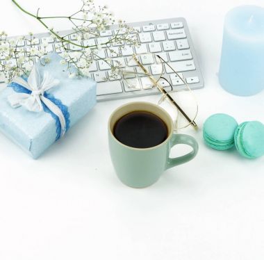 Ofis kadınsı Masası, laptop, fincan kahve, kurabiye, hediye ve çiçek ile çalışma alanı. Tatil kavramı. Üstten Görünüm. Kopya alanı