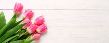 bir buket Pembe Lale Beyaz ahşap zemin üzerinde. Üstten Görünüm. kopya alanı. Tatil kavramı.