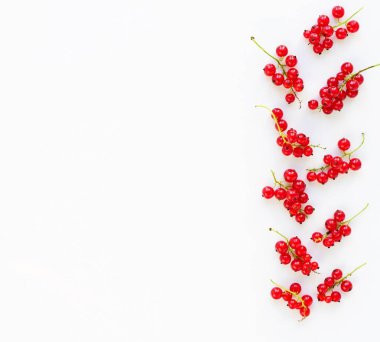 beyaz zemin üzerine kırmızı kuş üzümü çilek deseni. Üstten Görünüm. kopya alanı