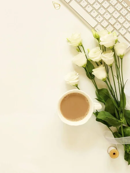 Рабочий Стол Компьютером Красивый Букет Белых Цветов Чашка Кофе Белом — стоковое фото
