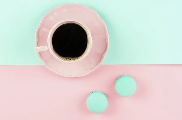 Taza Café Con Macarrones Sobre Fondo Papel Rosa Pastel Plano — Foto de Stock