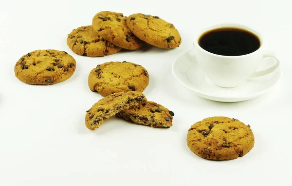 Biscoitos Chocolate Chip Xícara Café Branco Background Copy Space Top — Fotografia de Stock