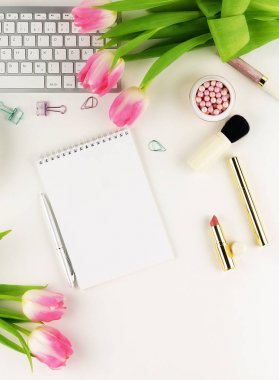Düz yatıyordu, en iyi görünümü office kadınsı Danışma, erkek aksesuarları, dizüstü bilgisayar ile çalışma alanı, kahve olun. defter ve buket Pembe Lale. Güzellik blog, tatil kavramı. Kopya alanı
