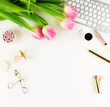 Düz yatıyordu, en iyi görünümü office kadınsı Danışma, erkek aksesuarları, dizüstü bilgisayar ile çalışma alanı, kahve olun. defter ve buket Pembe Lale. Güzellik blog, tatil kavramı. Kopya alanı
