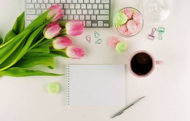 Düz yatıyordu, en iyi görünümü office kadınsı Danışma, erkek aksesuarları, dizüstü bilgisayar ile çalışma alanı, kahve olun. defter ve buket Pembe Lale. Güzellik blog, tatil kavramı. Kopya alanı